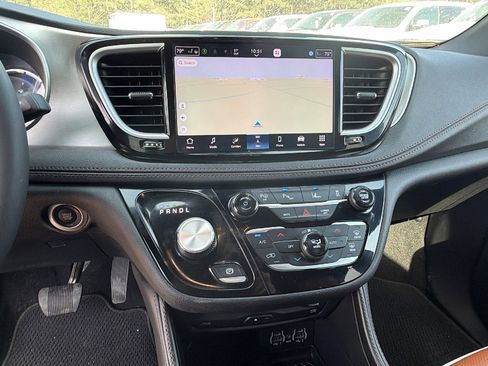 Used 2025 Chrysler Pacifica Pinnacle FWD image 34