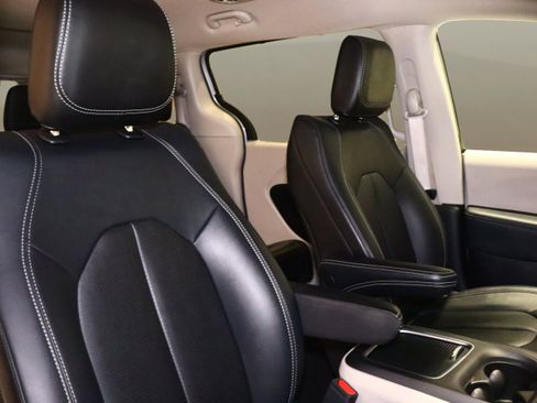 Used 2024 Chrysler Pacifica Touring-L image 21