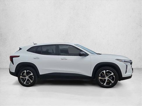 Certified 2025 Chevrolet Trax RS w/ Sunroof Package FWD image 4