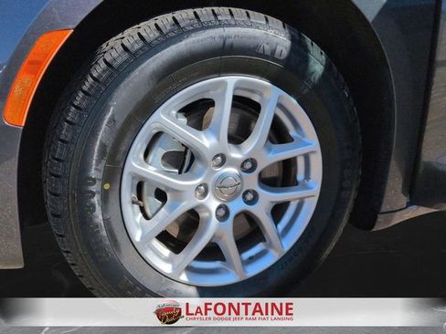 Used 2023 Chrysler Pacifica Touring-L FWD image 32