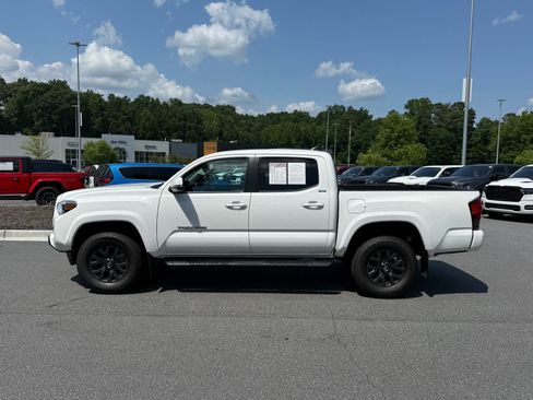 Used 2022 Toyota Tacoma SR5 w/ Technology Package RWD image 2
