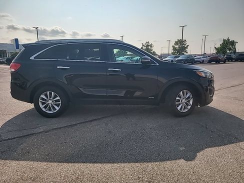 Used 2017 Kia Sorento AWD w/ LX Convenience Package image 3
