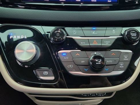 Used 2022 Chrysler Pacifica Touring-L FWD image 17