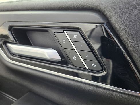 Used 2025 GMC Yukon XL Denali image 27