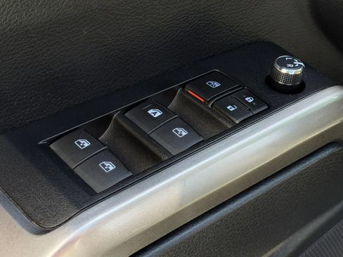 Used 2018 Toyota Tacoma SR5 AWD/4WD image 11