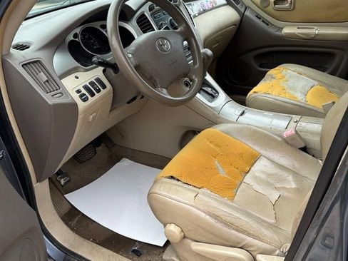 Used 2005 Toyota Highlander 2WD V6 w/ 3rd Row image 6