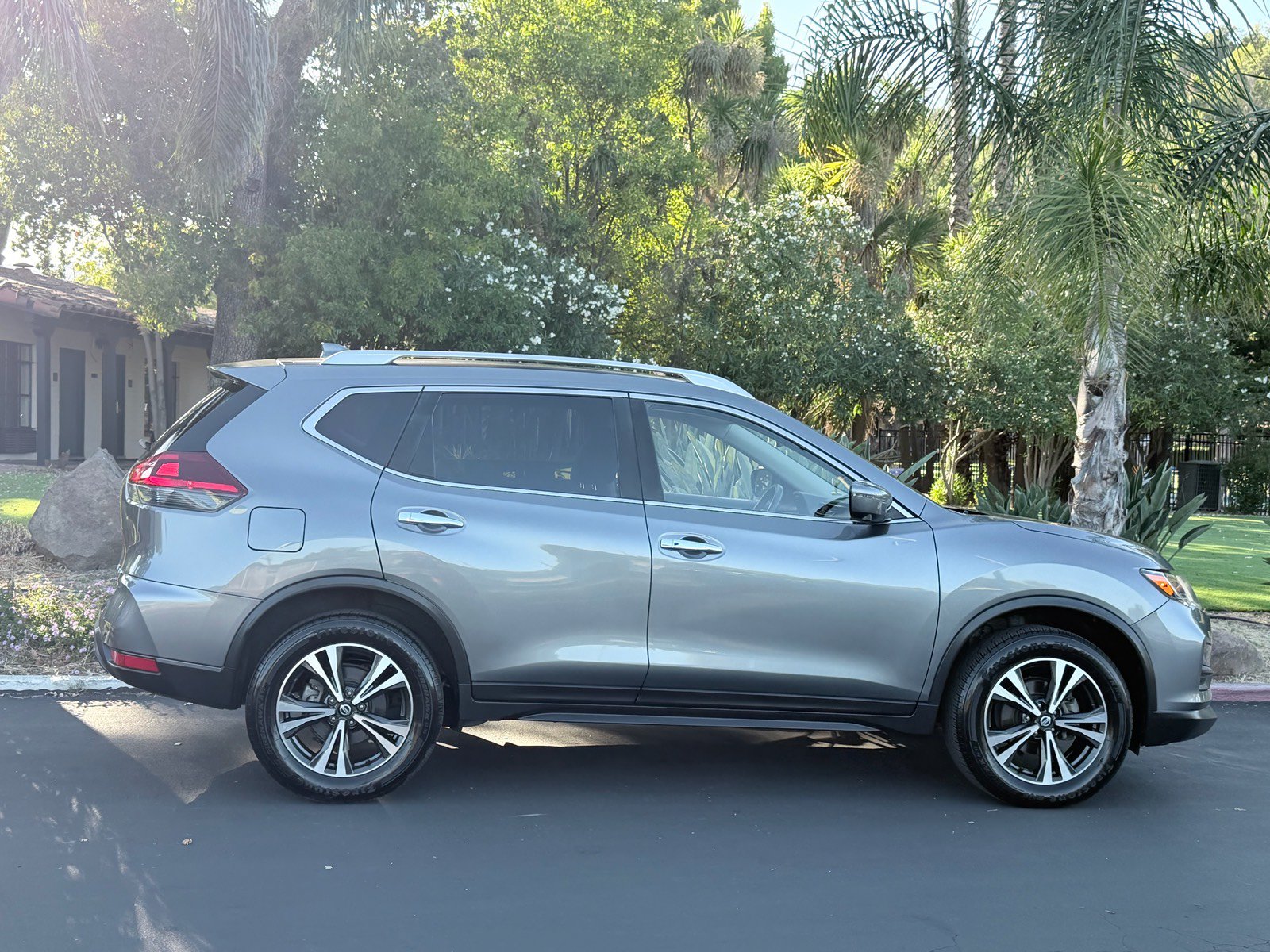 Used 2020 Nissan Rogue SV w/ Premium Package AWD/4WD image 6