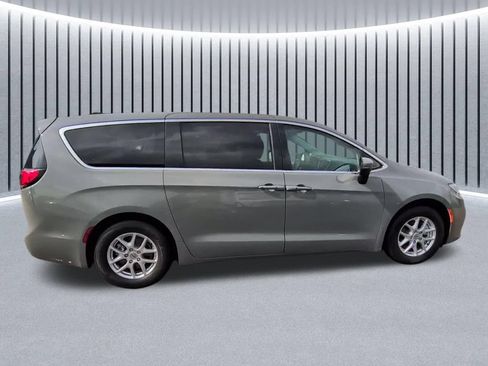 Used 2023 Chrysler Pacifica Touring-L FWD image 18
