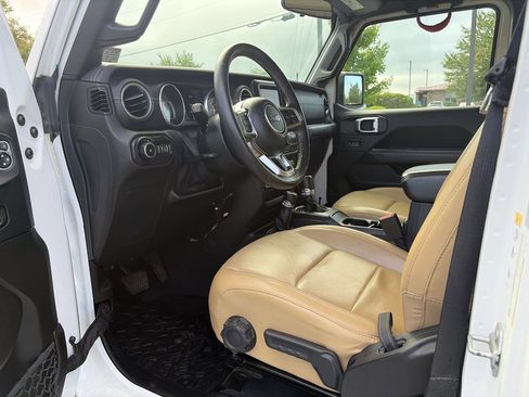 Used 2018 Jeep Wrangler Unlimited Sahara w/ Cold Weather Group AWD/4WD image 10