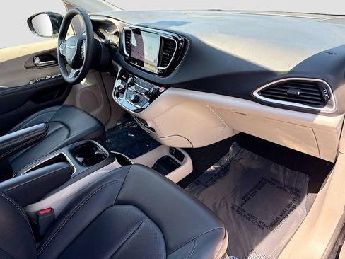 Used 2024 Chrysler Pacifica Touring-L FWD image 14