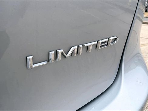 Used 2023 Chrysler Pacifica Limited image 10