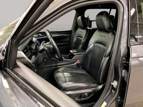 Used 2022 Jeep Grand Cherokee Overland AWD/4WD image 8