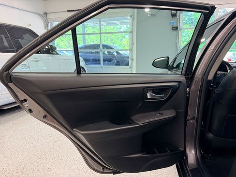 Used 2015 Toyota Camry SE FWD image 19