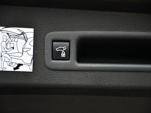 Used 2023 Toyota Sienna XLE w/ XLE Plus Package FWD image 22