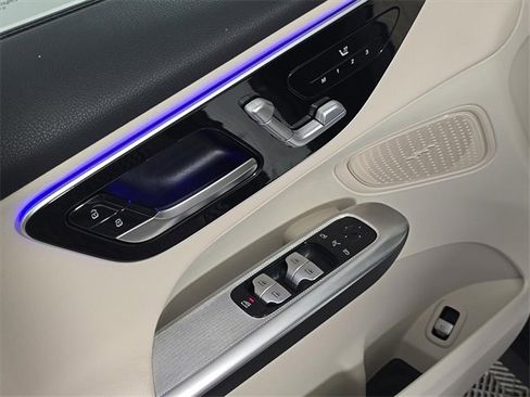 Used 2025 Mercedes-Benz GLC 300 4MATIC image 16