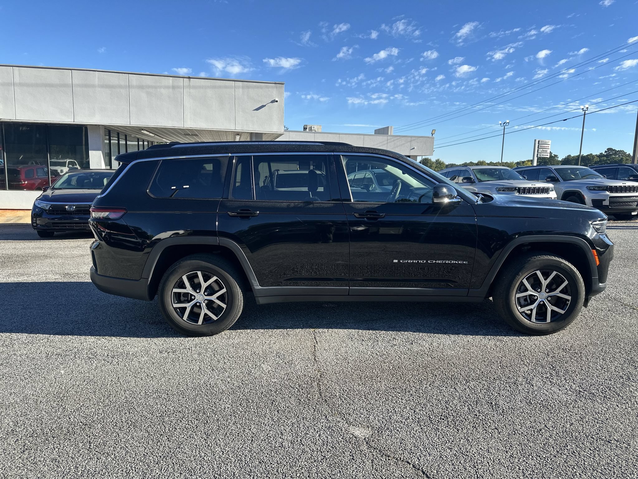 Used 2023 Jeep Grand Cherokee L Limited w/ Trailer Tow Group (B) AWD/4WD image 3