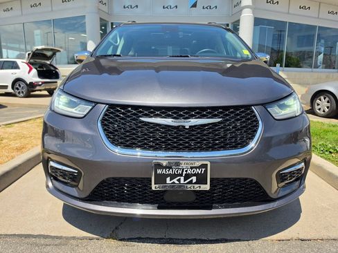Used 2023 Chrysler Pacifica Limited FWD image 2