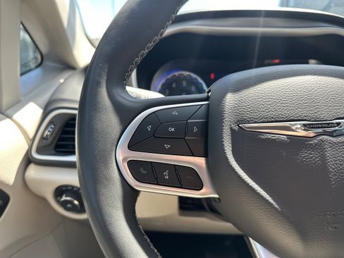 Used 2023 Chrysler Pacifica Touring-L FWD image 33