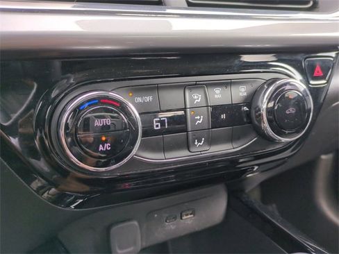 Certified 2025 Chevrolet Trax LT image 25