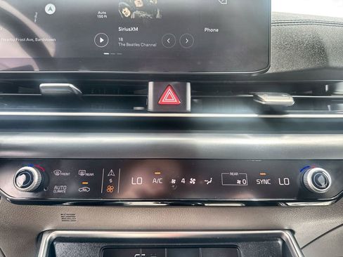 Used 2025 Kia Carnival FWD image 16