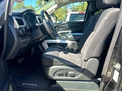 Used 2017 Nissan Titan SV image 6