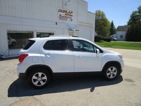 Used 2017 Chevrolet Trax LT w/ LT Convenience Package FWD image 6