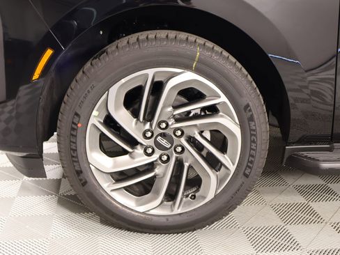 New 2026 Lincoln Navigator Premiere AWD/4WD image 18