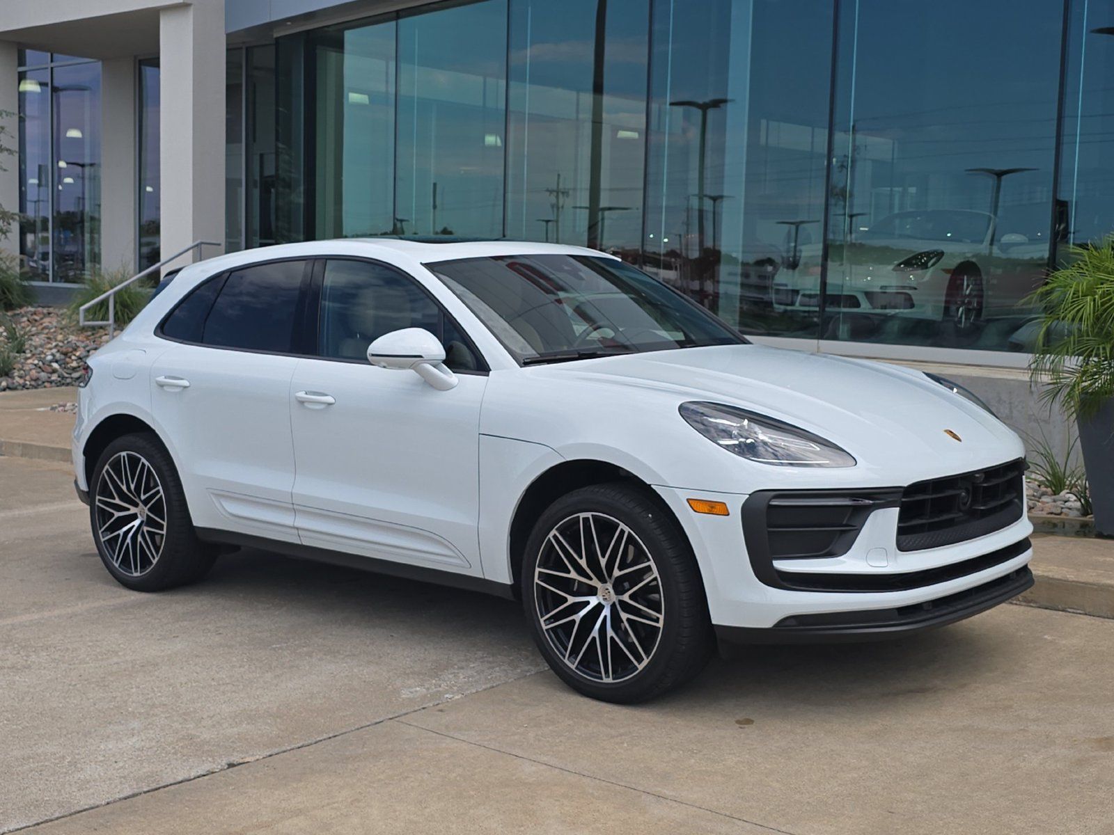 Certified 2026 Porsche Macan AWD/4WD image 9