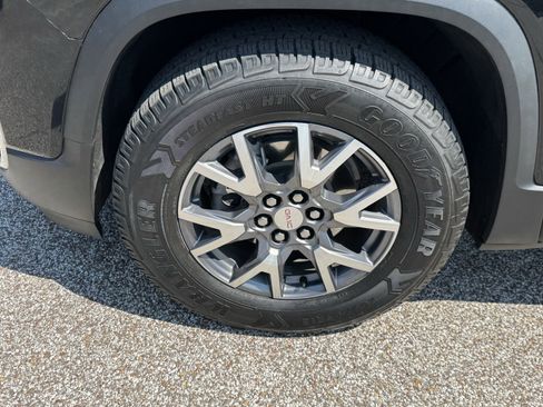 Used 2023 GMC Acadia SLT image 9