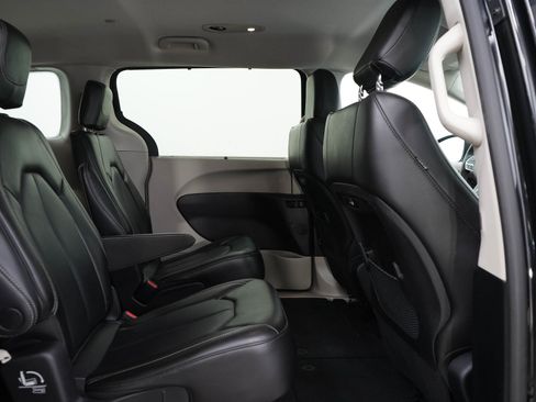 Used 2023 Chrysler Pacifica Touring-L FWD image 14