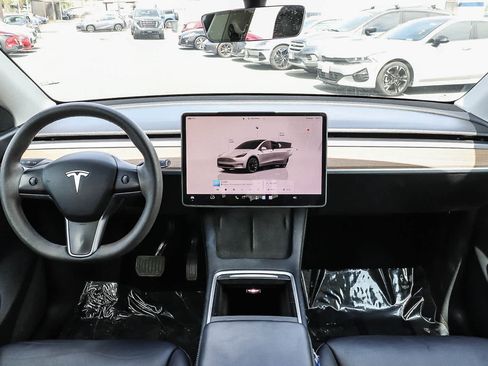 Used 2022 Tesla Model Y Long Range AWD/4WD image 17