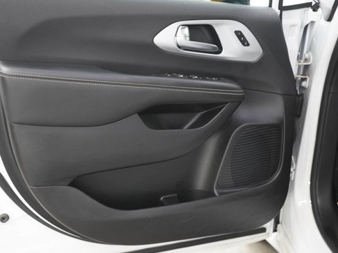 Used 2025 Chrysler Pacifica Limited FWD image 21