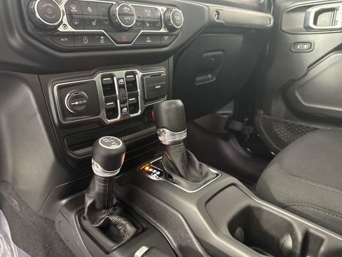 Used 2023 Jeep Gladiator Willys image 18