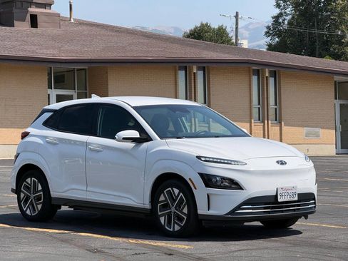 Used 2023 Hyundai Kona SE w/ Cargo Package FWD image 7