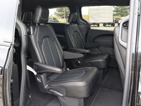 New 2026 Chrysler Pacifica Select image 27