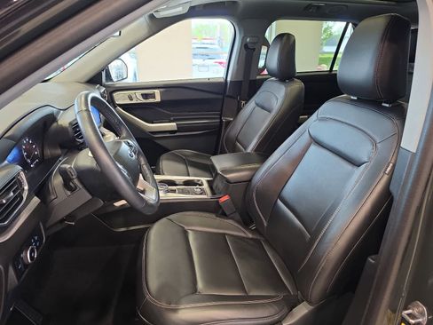 Used 2023 Ford Explorer XLT w/ Equipment Group 202A AWD/4WD image 17