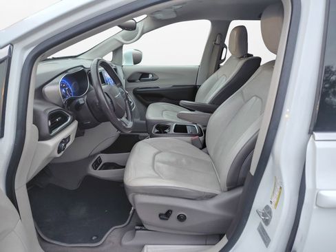 Used 2017 Chrysler Pacifica Touring-L Plus w/ Tire & Wheel Group image 19