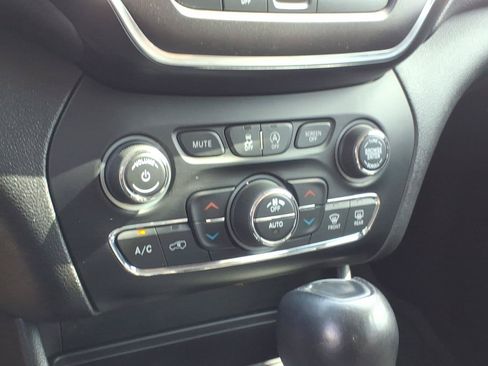 Used 2019 Jeep Cherokee Trailhawk w/ Cold Weather Group AWD/4WD image 20