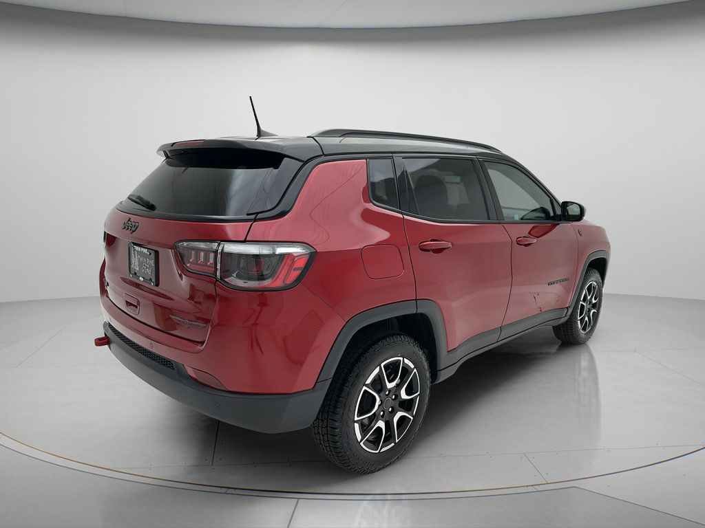 Used 2025 Jeep Compass Trailhawk AWD/4WD image 5
