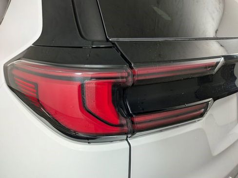 Certified 2025 GMC Acadia Elevation AWD/4WD image 14