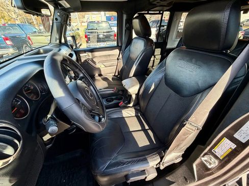 Used 2016 Jeep Wrangler Unlimited Sahara AWD/4WD image 8