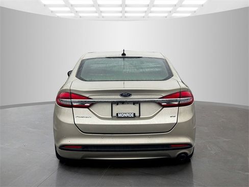 Used 2017 Ford Fusion SE w/ Fusion SE Technology Package image 6