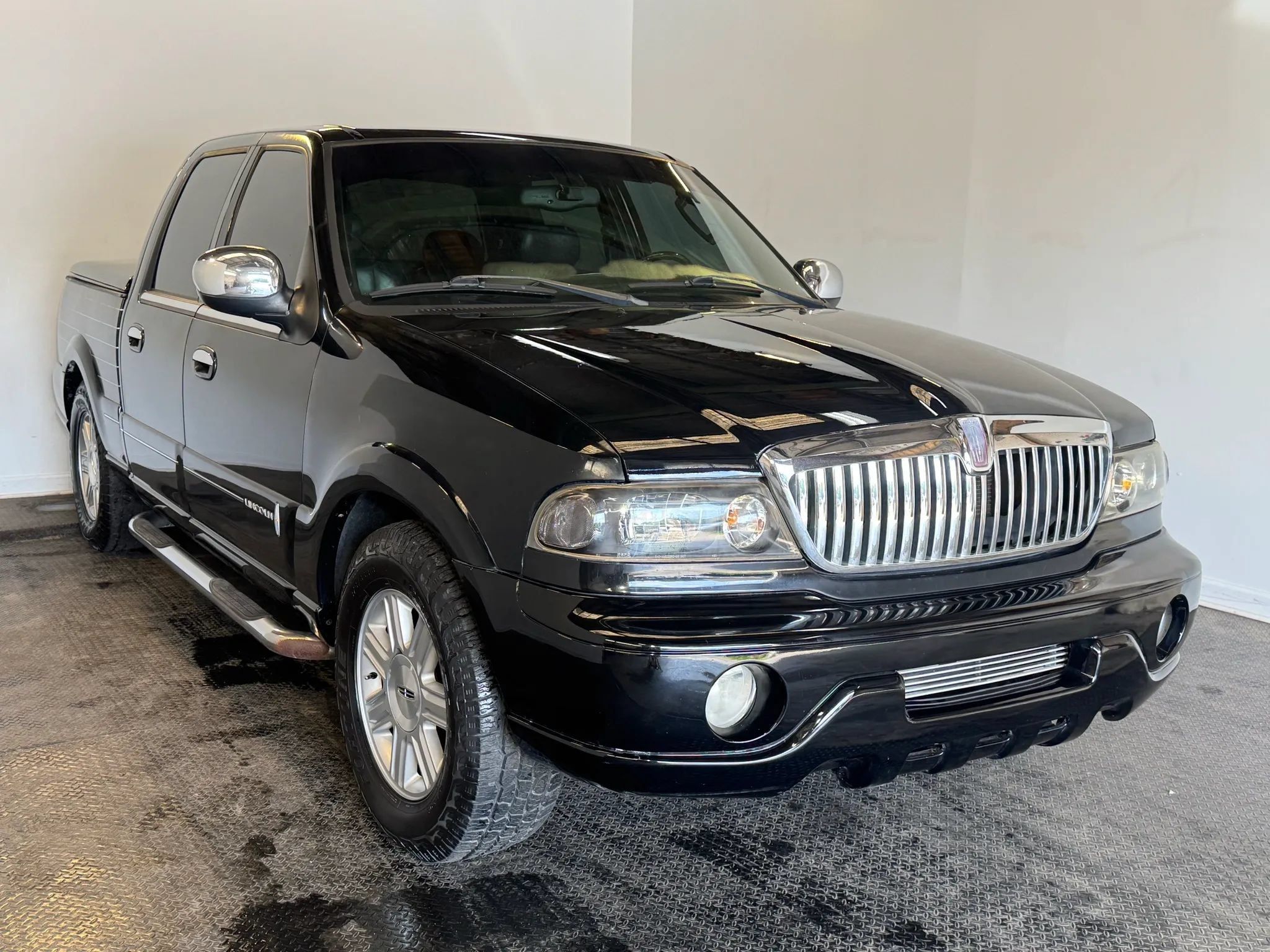 Used 2002 Lincoln Blackwood RWD image 3