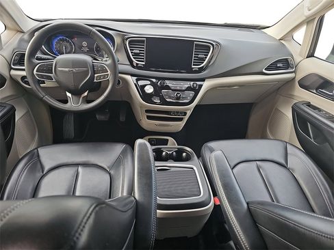 Used 2023 Chrysler Pacifica Touring-L image 9