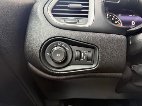 Used 2021 Jeep Renegade Latitude w/ Convenience Group AWD/4WD image 24