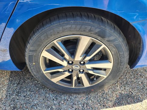 Used 2021 Nissan Versa SV FWD image 8