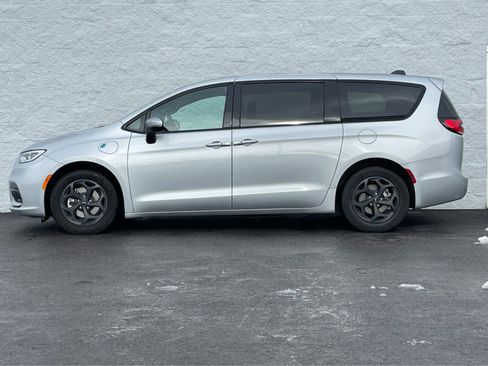 Used 2023 Chrysler Pacifica Touring-L w/ Uconnect Theater Family Group image 4