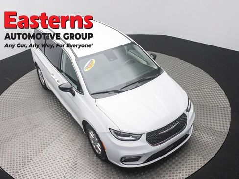 Used 2024 Chrysler Pacifica Touring-L FWD image 3