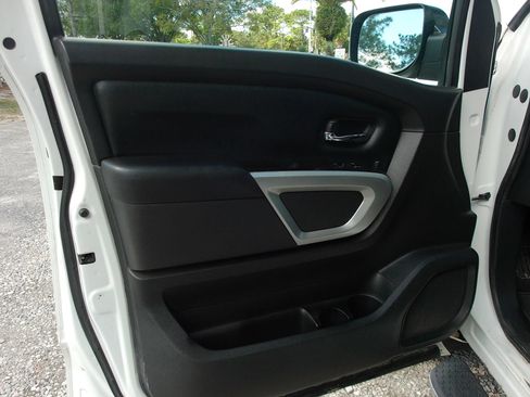 Used 2018 Nissan Titan SV AWD/4WD image 12