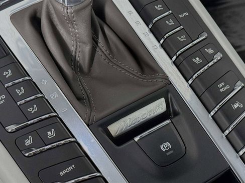 Used 2018 Porsche Macan Turbo image 22